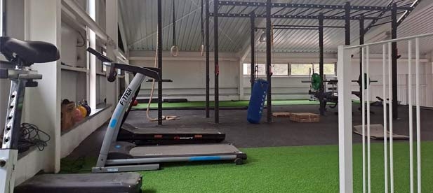 Equipado con jaulas para la práctica de crossfit o calistenia, es un servicio gratuito para todos los vecinos empadronados que permite la fuga de deportistas a otras poblaciones cercanas.