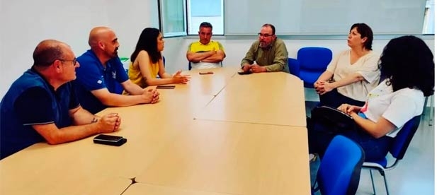 La presidenta local del PP del Grao, Ester Giner, junto al concejal Vicente Guillamón y miembros de la junta del distrito marítimo, muestran su apoyo a la comisión