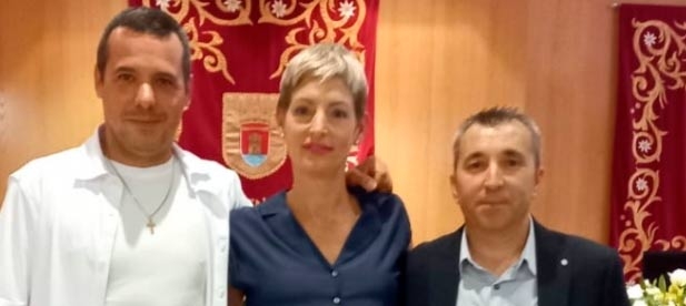 La iniciativa pide al pleno apoyar la medida y comunicar el acuerdo al Senado, donde el PP aprobó por mayoría la iniciativa legislativa, y al Congreso, donde el PSOE demora con prórrogas el debate que debe permitir aprobar la proposición del PP