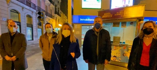 Carrasco: "Volvemos a reclamar a la alcaldesa sensibilidad para que sus decisiones no acaben por rematar a los establecimientos que dan vida a la ciudad"