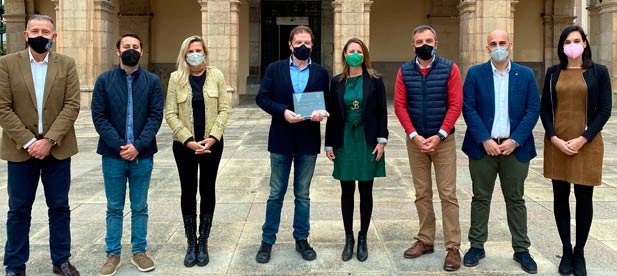 En un pequeño acto en los soportales del Ayuntamiento Carrasco, en nombre de todo el Grupo Municipal Popular, le ha hecho entrega de una placa conmemorativa, homenaje a su trayectoria de funcionario publico ejemplar.