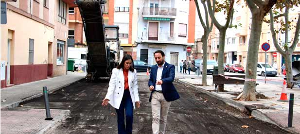 El edil y Ester Giner supervisaron las obras en la calle Virgen del Carmen (31.500 €). En noviembre y diciembre seguirán los asfaltados con 500.000 € en todos los distritos.