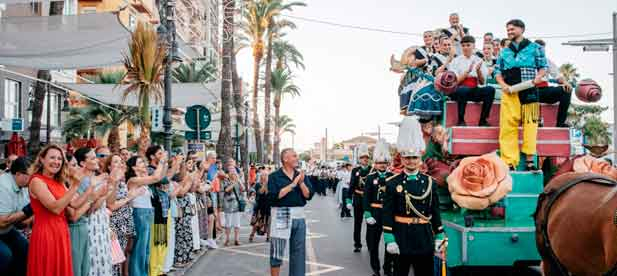 El desfile ha recuperado la carroza de Neptuno inspirada en la cabalgata de 1957 y ha recreado escenas tradicionales como la subasta de pescado, los antiguos oficios marineros y la actividad pesquera del Grao de Castell&oacute;n