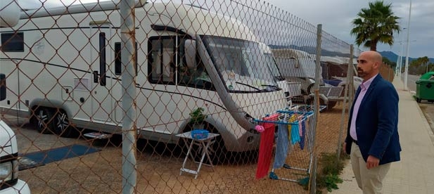 Guillamón: "La ausencia de un canon y la permisividad de acampar en las inmediaciones del campo de fútbol Javier Marquina y el parking del Aeroclub, estando prohibido, hace que Castellón haga competencia desleal a los negocios turísticos"