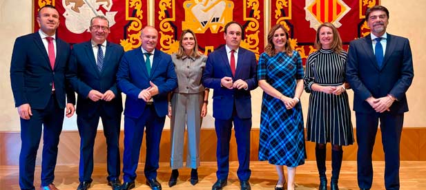 Begoña Carrasco felicita al nuevo presidente de la Generalitat, Juanfran Pérez Llorca, durante el acto de toma de posesión en Les Corts.