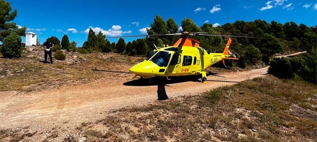 El helicóptero medicalizado aprovecha el terreno de una pista para evacuar a una vecina que se encontraba en el cementerio