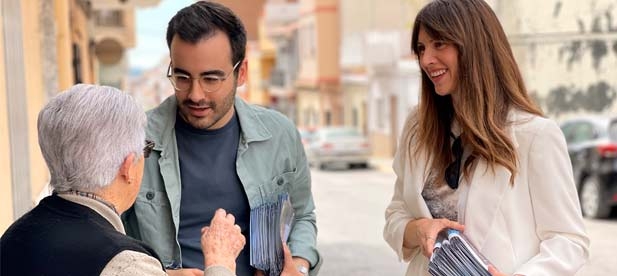 El alcaldable continúa con su campaña de proximidad con un puerta a puerta que defiende en el barrio Carbonaire la inversión para el "barrio más grande de la Vall y que, lamentablemente, es el más olvidado"