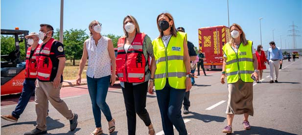 La presidenta Marta Barrachina, junto a la alcaldesa María Tormo y la secretaria autonómica Irene Rodríguez, coordina desde primera línea el dispositivo ante el incendio industrial en Almassora.