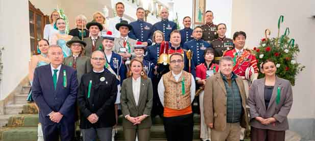 En el acto se le ha hecho entrega de una placa de agradecimiento a Jes&uacute;s Medrano por hacer crecer, consolidar y abrir al mundo durante tantos a&ntilde;os el Festival Internacional