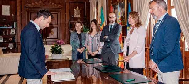Pablo Viciano toma posesión como nuevo interventor del Ayuntamiento de Castellón, en un acto presidido por la alcaldesa Begoña Carrasco y al que han asistido autoridades municipales