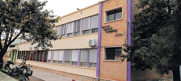 Padres y madres del IES Jaume I de Burriana denuncian una tarea que buscaba crear opinión con un artículo que señalaba al PP como causante de las muertes del COVID-19