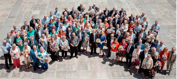 La primera edil, junto a la concejal de Gente Mayor, Clara Adsuara y el concejal de Barrios y Participación Ciudadana, Paco Cabañero ha presidido el acto institucional que se ha celebrado en el Salón de Plenos del Ayuntamiento.