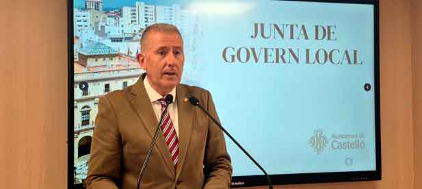 Por otro lado, se ha aprobado las bases para la adjudicaci&oacute;n de un pr&eacute;stamo de 13.000.000 &euro; destinado a inversiones as&iacute; como la adjudicaci&oacute;n de la sustituci&oacute;n de la carpinteria del Ceip Enriqueta Agut