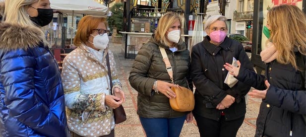 La portavoz del Partido Popular en el Ayuntamiento de Castellón, Begoña Carrasco, se interesa por la opinión de los vecinos del distrito centro
