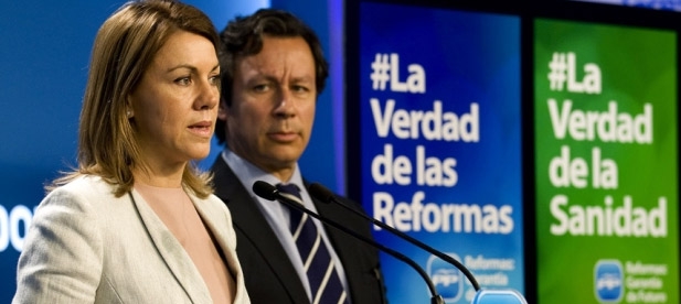 Mar&iacute;a Dolores de Cospedal y Carlos Floriano durante la presentaci&oacute;n de la campa&ntilde;a "Reformas: Garant&iacute;a de Futuro"