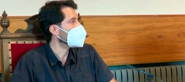 El portavoz del PP, Jesús Lecha, lamenta que pese a pagar los mismos impuestos y tasas que el resto de vecinos del casco urbano, "no recibimos los mismos servicios ni inversión"