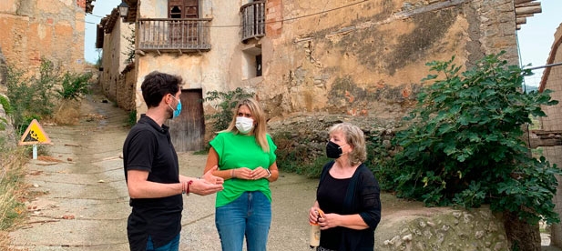 Los lavaderos y la fuente del pueblo lindan con una vivienda en peligro de ruina "que pese a las continuas quejas el PSOE sigue ignorando. Es urgente buscar soluciones"