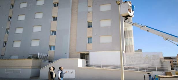 Modernizan farolas del casco urbano, la playa y Camí Cabres