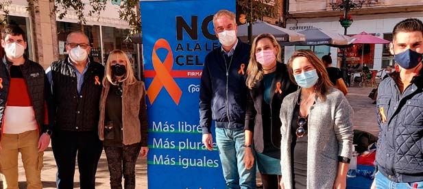 El diputado nacional Óscar Clavell ha estado hoy a pie de mesa escuchando las quejas de las familias, que ven cómo van a ver recortados sus derechos.