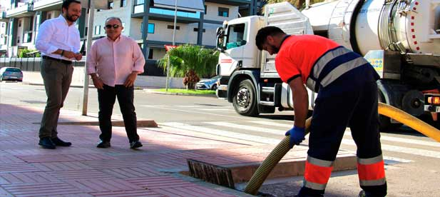 Desde hace semanas se realizan trabajos de limpieza en el cauce del Riu Sec, con maquinaria especializada como una cribadora y una desbrozadora, en un tramo de 4 kilómetros de longitud y 22 hectáreas de extensión, comprendido entre la Ronda Norte"