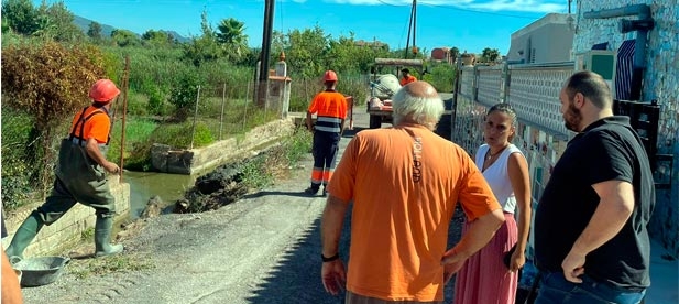 Las brigadas municipales y los operarios del Plan de Empleo Agrícola han actuado ya el distintas localizaciones del término municipal de la ciudad