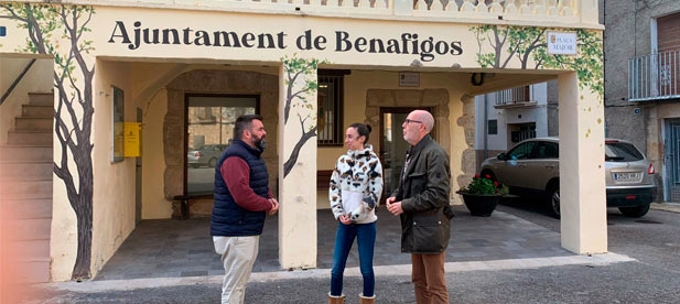 Acompa&ntilde;ada por el diputado provincial del PPCS, David Vicente, y el diputado auton&oacute;mico del PPCV, Luis Mart&iacute;nez, la alcaldesa advierte que reciben 200 cubas anuales, con un gasto de 20.000 euros