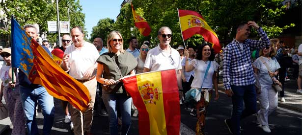 Bajo el lema "Mafia o democracia", la provincia de Castellón "exige volver a la verdad". "Mi tierra merece un gobierno capaz y responsable. Que apruebe unos Presupuestos Generales del Estado y no ampare delitos."