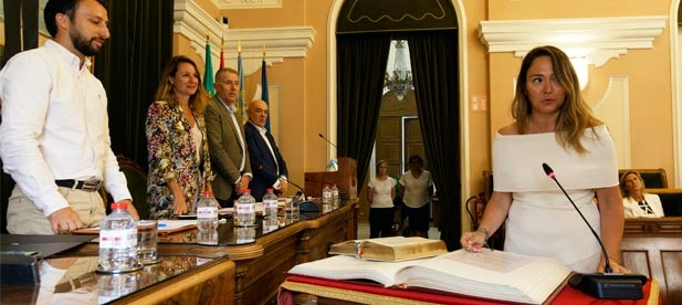 Maica Hurtado toma posesión como concejala de gobierno tras la marcha de Salomé Pradas que renunció a su acta para asumir el cargo de consellera.