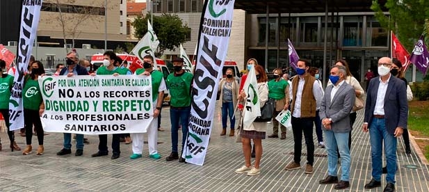 El portavoz adjunto del Grupo Municipal Popular en el Ayuntamiento de Castellón, Sergio Toledo, acompañado por la concejala Susana Fabregat y el diputado autonómico y presidente del PP de Castellón, Miguel Barrachina, ha asistido a la concentración