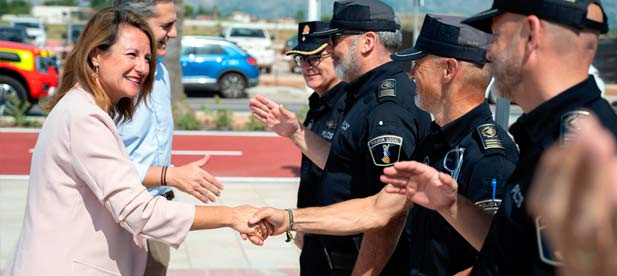 Carrasco destaca la transformación sostenible del litoral con cerámica, nuevos pavimentos y más de 500 plazas de aparcamiento.