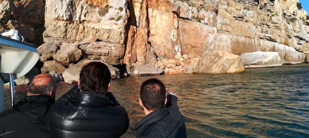 El municipio todavía sigue a la espera de la respuesta del Gobierno de España a las necesidades de un litoral que urge la protección del tómbolo rocoso sobre el que se asienta la ciudadela amurallada