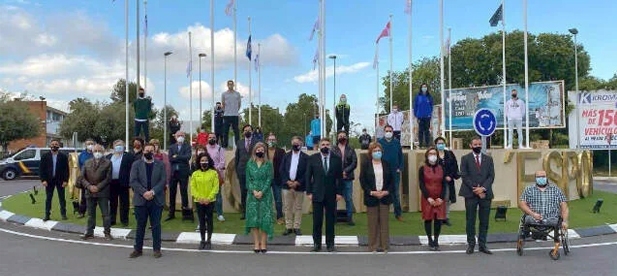 Como se observa en la foto que acompañó al acto, en la que se ve más gente posando que la propia rotonda