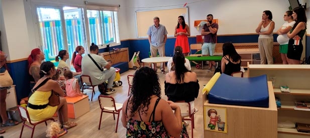 María España ha subrayado que el motivo de la reunión es informar personalmente a los padres de las soluciones en las que trabaja el equipo de gobierno junto a los directores de los centros.