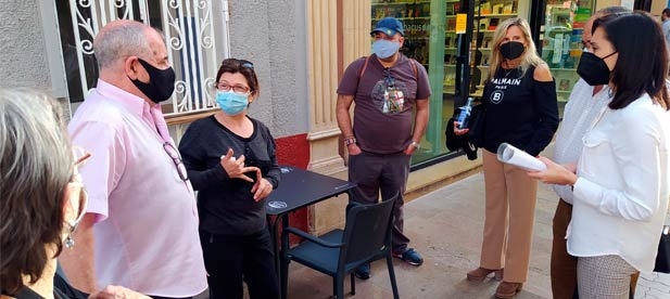 En Campoamor piden mucho menos, sin llegar a cortar la calle y pegadas a sus fachadas para no entorpecer el paso de vehículos ni de peatones, piden colocar mesas y sillas para poder atender a los clientes en el exterior y solo durante los fines de semana.