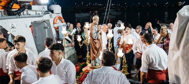 El Grao de Castellón ha rendido homenaje a su patrón, Sant Pere en su día grande con la ofrenda floral y la tradicional procesión marítima en la que ha participado la alcaldesa de Castellón, Begoña Carrasco