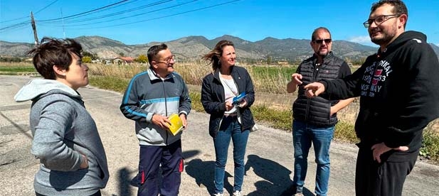 Begoña Carrasco ha entregado en mano su compromiso de gobierno con la Marjalería a los vecinos de esta zona.