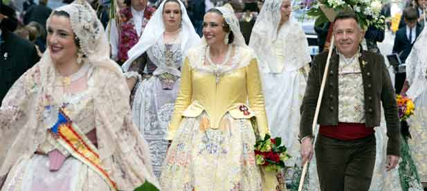 La dirigente provincial ha agradecido la oportunidad brindada de poder participar en la ofrenda floral. "Ha sido todo un orgullo lucir el traje de fallera y acompa&ntilde;ar a los vecinos y vecinas de Burriana en uno de sus actos m&aacute;s emblem&aacute;ticos y emotivos"