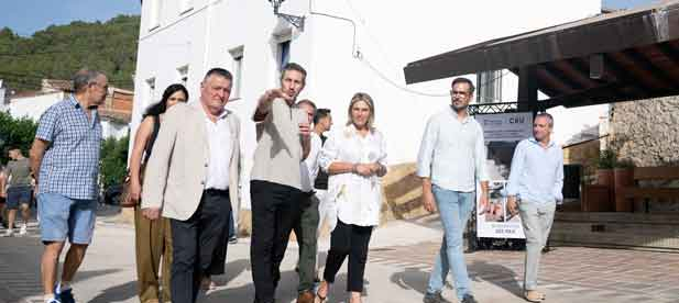 La dirigente provincial ha aprovechado su visita al municipio para anunciar la inclusi&oacute;n en el presupuesto 2027 de un convenio dotado con 160.000 euros y destinado a la construcci&oacute;n de un nuevo aparcamiento de 60 plazas