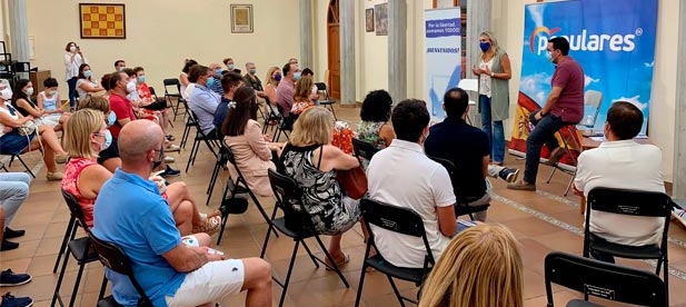 El acto reunió a un centenar de afiliados y simpatizantes, arropados por el presidente local de Vila-real, Adrián Casabó, y el vicesecretario general de Organización del PPCS y portavoz en el Ayuntamiento Héctor Folgado.