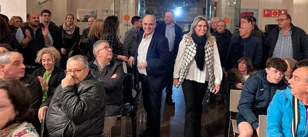 El candidato a la alcaldía de Benicarló por el PP, Juanma Cerdá, acompañado por la presidenta provincial del PPCS, Marta Barrachina.