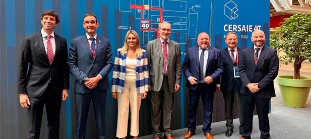 La presidenta de la Diputación de Castellón muestra en Cersaie el máximo apoyo a la industria cerámica y azulejera.