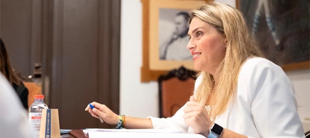 La presidenta de la Diputación ha activado ayudas a entidades sociales tras meses de bloqueo con el anterior Gobierno, ha resuelto la parálisis para que asociaciones de jubilados reciban subvenciones y ahora soluciona los obstáculos para clubes y eventos 