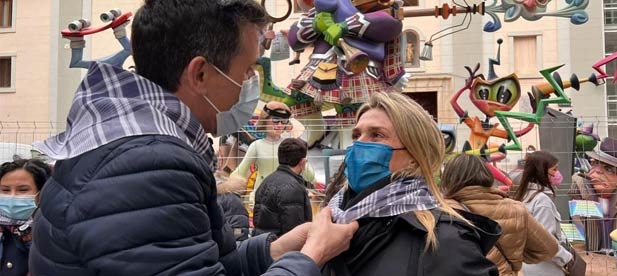 Acompañada por el presidente local del PP, Alejandro Clausell, el portavoz del grupo municipal, Juan Fuster, concejales y militantes, la líder provincial destaca el fervor de una fiesta “que es belleza, pasión e identidad”