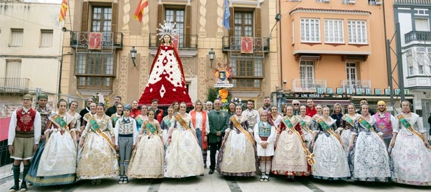 Marta Barrachina: "Las Fallas son parte de nuestra tradiciones y llenan las calles de color, alegría, olor a pólvora e indumentaria"