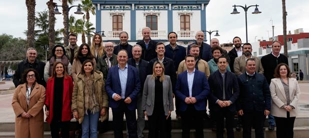 Más de una veintena de cargos políticos, diputados provinciales, autonómicos y parlamentarios, del Congreso y el Senado, se reúnen en Alquerías que desde el pasado 28 de mayo “gobierna el proyecto útil de Antonio Gil”