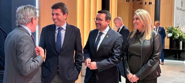 Visita Carlos Mazón, Marta Barrachina y Andrián Casabó la Muestra Grupo Porcelanosa
