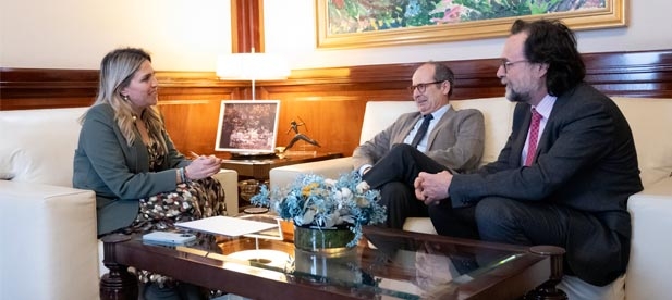 La presidenta de la Diputación, Marta Barrachina ha recibido al rector de la Universidad CEU Cardenal Herrera (CEU UCH), Higinio Marín Pedreño y al director del campus en Castellón, José Mª Mira de Orduña.