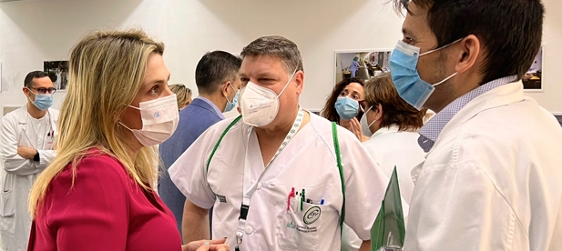 “La sanidad está colapsada por la mala gestión y el abandono de Puig. El caos es fruto de ocho años de desgobierno del PSOE. Las maquetas y los anuncios de última hora no pueden engañar a nadie”, alerta la líder provincial del PP