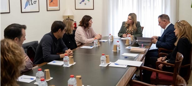 Marta Barrachina: "Los trabajadores y los diferentes sindicatos son el pilar de esta institución y, a través del diálogo y el buen entendimiento, debemos trabajar juntos para defender y posicionar a la provincia de Castellón en el lugar que merece"