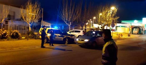 El Ayuntamiento ha procedido a repartir mascarillas KN95 a las personas que salían de la población a trabajar.